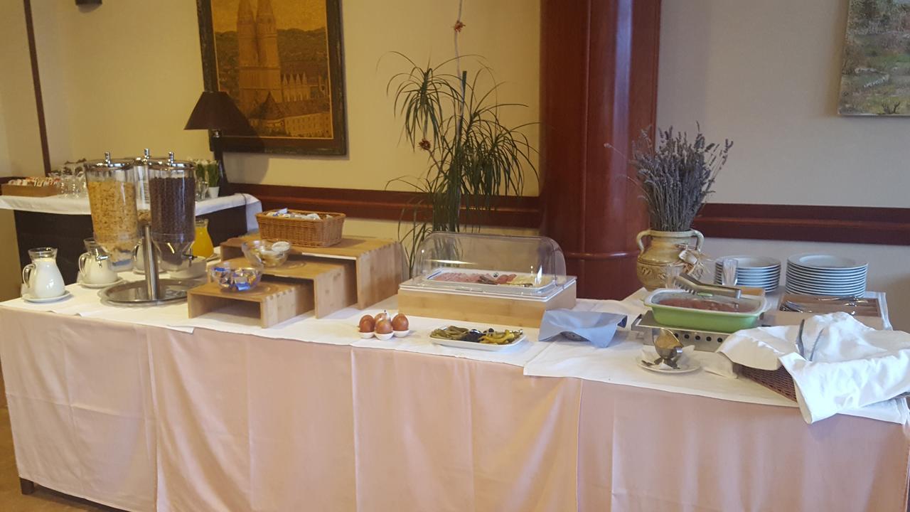 נייביצה Hotel Miramare מראה חיצוני תמונה