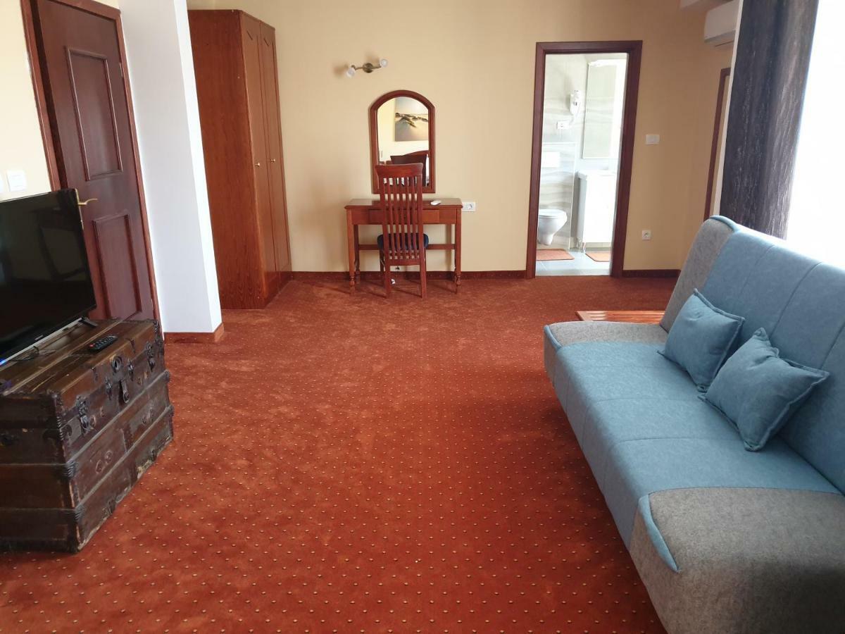 נייביצה Hotel Miramare מראה חיצוני תמונה