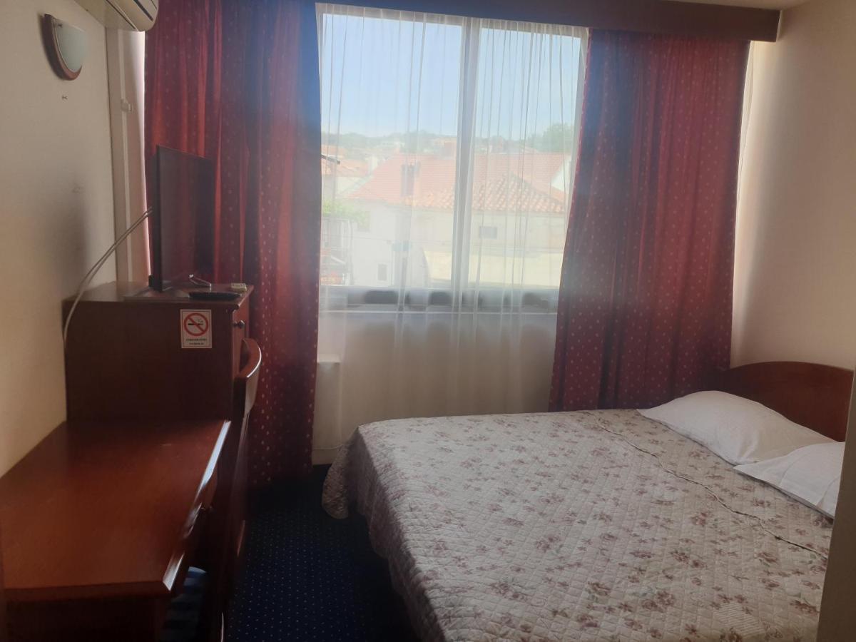 נייביצה Hotel Miramare מראה חיצוני תמונה