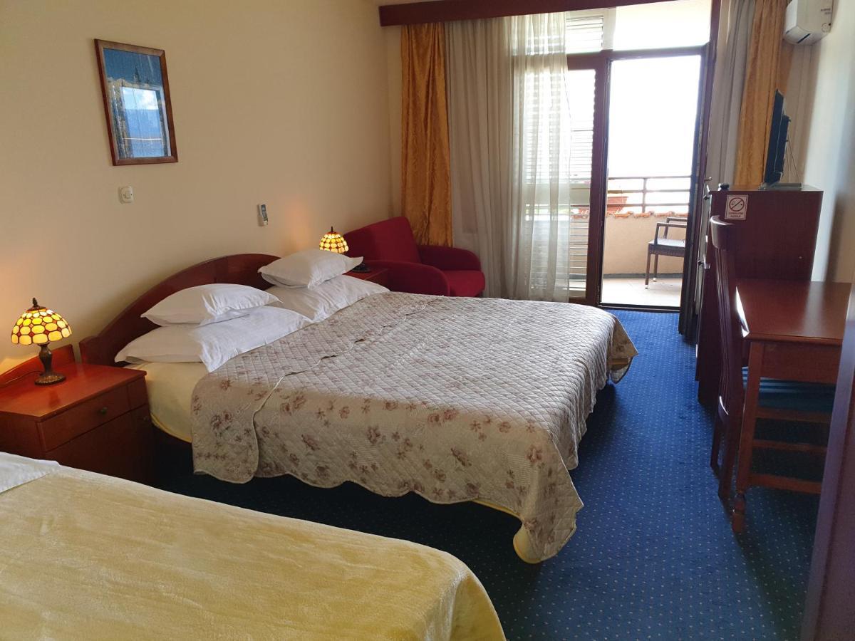 נייביצה Hotel Miramare מראה חיצוני תמונה